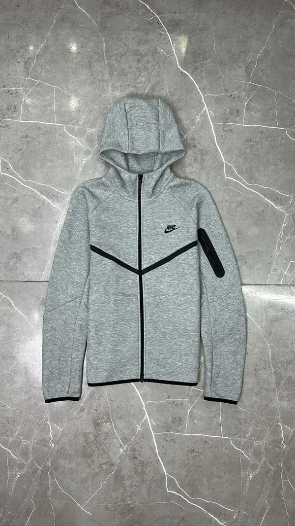 Casaco Tech Fleece cinza mescla com detalhes pretos
